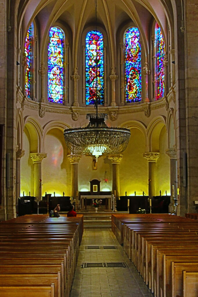 Interior Notre Dame, Cannes France